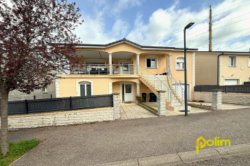 Rare, dans un lotissement proche accès A31.  Idéal pour amortir vos mensualités de crédit, cette grande maison construite en 2005 divisée est en 2 appartements offrants des prestations de qualité :
 Un F4 en RDC de 124 m2 : hall, cuisine équipée indépendante, salon séjour, trois chambres, salle de bains, wc   jardin.
 Un F5 au 1er étage de 156 m2 : hall, cuisine équipée indépendante, salon séjour, quatre chambres, salle de bains, wc   Terrasse et jardin.
 Grand sous-sol complet avec garage 2 VL - CC gaz - compteurs indépendants (eau, électricité et gaz).
 Les informations sur les risques auxquels ce bien est exposé sont disponibles sur le site Géorisques : www.georisques.gouv.fr