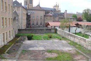F3 de caractère proche de la Préfecture de la Moselle

Au 1er étage d'une residence bien entrenue.

Il se compose : Entrée, séjour, cuisine, 2 chambres, SDB et WC.


Chauffage individuel au gaz.

Libre le 13/11/25