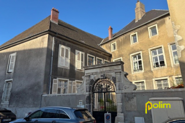 Immeuble de prestige, centre ville, bel appartement  .  Venez découvrir ce bel appartement en parfait état, situé au 1er étage d'un immeuble de caractère, deux pas de la place Duroc. Comprenant : hall, une chambre/ bureau, une grande chambre, salle de bains / dressing, WC, cuisine équipée ouverte sur salon/séjour, cave, actuellement loué 8.319 EUR/an, possibilité de libération pour avril 2026.
 Les informations sur les risques auxquels ce bien est exposé sont disponibles sur le site Géorisques : www.georisques.gouv.fr