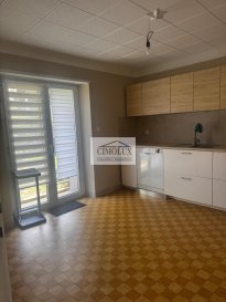 CIMOLUX a le plaisir de vous présenter cette maison située à Lallange, à proximité d'Esch-sur-Alzette, actuellement louée au prix de 1.800 € par mois.

La maison dispose d'une surface d'environ 130 m², cave comprise, et se compose de 3 chambres à coucher, d'un salon et d'une cuisine équipée. Elle bénéficie également d'un jardin ainsi que d'une cave.

Description du bien

* Maison située à Lallange, à proximité d'Esch-sur-Alzette
* Surface d'environ 130 m², cave comprise
* 3 chambres à coucher
* Salon
* Cuisine équipée
* Jardin
* Cave
* Actuellement louée à 1.800 € par mois
* Garantie locative de 2 mois

Pour l'obtention de votre crédit, notre relation avec nos partenaires financiers vous permettront d'avoir les meilleurs conditions.

N'hésitez pas à contacter CIMOLUX. Notre équipe se tient à votre disposition pour vous accompagner dans votre projet immobilier.

Pour plus d'informations contactez l'agence.
Nous parlons français, allemand, luxembourgeois, anglais, portugais et italien.