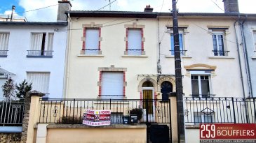 NANCY BUTHEGNEMONT / MAISON 5 PIECES.  NANCY/BUTHEGNEMONT, idéalement située dans une rue perpendiculaire à l'Avenue de Boufflers. Maison de 5 pièces principales, orientée EST/OUEST, d'une surface de 125m2 habitables. Offrant : au sous-sol : un dégagement desservant une cave, une buanderie, un cellier/chaufferie et deux garages avec accès sur un jardin privatif clôturé. Au rez-de-chaussée surélevé : une entrée avec dégagement desservant une cuisine équipée ouverte sur un salon/séjour donnant accès sur un balcon et une chambre (ou bureau selon les besoins). Au premier étage : un palier desservant 3 chambres dont une grande chambre avec placard (pouvant être divisée en deux chambres distinctes), avec accès sur balcons, une salle de bains (baignoire et douche) et un WC séparé. Combles aménageables. A rénover partiellement. Système de chauffage individuel au gaz. Proche de toutes commodités (transports dont bus ligne T4, axes autoroutiers, commerces, écoles...). www.agencedeboufflers.fr
Les informations sur les risques auxquels ce bien est exposé sont disponibles sur le site Géorisques : www.georisques.gouv.fr