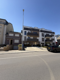 À VENDRE Superbe appartement récent à Kayl

MAVE IMMO a le plaisir de vous présenter ce magnifique appartement d'une superficie d'environ 60 m², construit en 2022, situé au dernier étage d'une résidence moderne de seulement 3 unités, avec ascenseur.

Bénéficiant d'une conception contemporaine et de prestations de qualité, cet appartement séduira aussi bien un couple qu'une personne seule à la recherche d'un bien récent et parfaitement entretenu.

Composition
>	Hall d'entrée
>	Belle cuisine entièrement équipée ouverte sur espace salon / salle à manger
>	Accès direct à une grande terrasse depuis la pièce de vie
>	Une chambre à coucher spacieuse avec accès à une seconde grande terrasse
>	Salle de bains moderne avec douche à l'italienne
>	Buanderie intégrée dans l'appartement avec emplacement pour lave-linge et sèche-linge
>	Cave privative
>	Place de parking intérieure sécurisée

Prestations
>	Construction de 2022
>	Résidence de seulement 3 appartements
>	Dernier étage avec ascenseur
>	Chauffage au sol
>	Ventilation mécanique contrôlée (VMC)
>	Triple vitrage

Localisation
Situé dans la commune recherchée de Kayl, l'appartement bénéficie d'un emplacement privilégié, à proximité immédiate de toutes les commodités :

>	Commerces
>	Écoles et crèches
>	Transports en commun
>	Gare
>	Restaurants
>	Pharmacies et services
>	Accès rapide aux autoroutes

Disponibilité
Disponible à partir de février 2027.

Cet appartement représente une opportunité idéale pour ceux qui recherchent un bien moderne, lumineux et prêt à vivre dans un environnement calme tout en restant proche de toutes les infrastructures.

?? Pour toute information complémentaire ou pour organiser une visite contactez nous via le formulaire de contact ou par téléphone au +352 621 253 096 ou  par email à info@mave.lu.