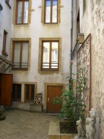 17, rue Mazelle - Metz Centre-Ville
Au 3ième et dernier étage d'un immeuble situé au fond d'une cour, agréable deux pièces de 44m² comprenant une entrée, un séjour avec son coin-cuisine, une chambre séparée au calme donnant sur la cour, une salle de bain avec baignoire et fenêtre, un wc séparé et un espace grenier sous combles.
Chauffage au gaz individuel. Libre au 1er Février 2024.