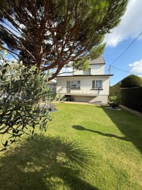 Merci de bien de regarder dans l'annonce si les surfaces des pièces correspondent à vos critères de recherche. 

EN EXCLUSIVITE , Christophe WAGNER Agent immobilier à vos côtés depuis 1996 vous propose :

Cette Belle maison individuelle des années 30 en Centre-ville ,à 8 min environ à pied de la Gare SNCF

Situation idéale ! À proximité immédiate du centre-ville, des écoles et des commerces, venez découvrir cette maison individuelle pleine de charme des années 30, d’une superficie d’environ 116 m² habitables, érigée sur un terrain clos et arboré d’environ 500 m².

Vous profiterez d’un agréable jardin exposé Sud-Ouest avec terrasse d’environ 25 m², parfait pour les repas en extérieur et les moments de détente.

 Agencement principal :

Rez-de-chaussée surélevé : entrée, cuisine spacieuse d’environ 16 m² avec accès direct au jardin, salon d’environ 18 m² parquet chêne, séjour d’environ 12 m² parquet chêne et bureau d’environ 9 m² parquet chêne .

Étage : deux chambres d’environ 12 m² dont 1 avec placard  et parquet chêne, salle de bains (3,5 m²) carrelée, toilettes séparés carrelés et couloir.

Sous-sol : deux pièces habitables carrelées chauffées et avec fenêtres comprises dans les 116 m² de surface environ, disposant de sanitaires.

? Atout supplémentaire :

En rez-de-jardin, une dépendance attenante à la maison (sans communication directe) de 3 pièces carrelées et chauffées d’environ 48 m², avec sanitaires et entrée indépendante — actuellement à usage professionnel.
? Idéal pour une profession libérale, une activité secondaire ou la création de bureaux annexes !

 Annexes :

Garage double en enfilade d’environ 35 m² avec porte motorisée

Atelier d’environ 7 m²

 Travaux et prestations récentes :

Chaudière gaz à condensation (2025)

Isolation des façades extérieures (3 pans) + ravalement (2019)

Toiture refaite (2008)

Volets remplacés entre 2015 et 2020

Remise partielle aux normes électriques (2023 : tableau, prises, interrupteurs)

Maison très bien entretenue !

Fenêtres double vitrage aluminium 

 Taxe foncière 2025 : 1 940 €
 Consommation réelle chauffage 2024 : env. 165 €/mois (habitation principale)

Un bien rare sur le secteur, alliant cachet de l’ancien, volume et fonctionnalité moderne.

 À visiter sans tarder !

Les informations sur les risques auxquels ce bien est exposé sont disponibles sur le site Géorisques : www.georisques.gouv.fr

« Montant estimé des dépenses annuelles d'énergie pour un usage standard : entre 2510 euros et 3450 euros par an. Prix moyens des énergies indexées sur l'année 2021-2022-2023 (abonnements compris). DPE 10/2025 consommation (énergie primaire ) : 244 kwh/m2/an :classe E émission :
52 kgco2 /m2/an : classe E