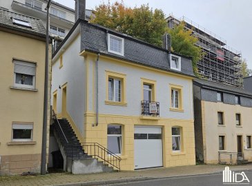 L'Immobilière de l'Attert vous propose en vente cette maison individuelle située dans le village de Wiltz.

La maison d'une surface habitable de +/- 115 m² construite sur un terrain de 1,79 ares est composée au rdch d'un hall d'entrée avec accès vers un beau séjour / salle à manger et coin cuisine équipée, un wc séparé, 1 chambre à coucher de -/+ 11 m² et d'un espace en dessus de l'escalier.

Le 1er étage est composé de 3 chambres à coucher (+/- 12 m² et 13m²) et d'une salle de douche avec lavabo, wc et connexion lave-linge.

Au grenier vous trouverez un grand espace de +/- 13m² pour loisirs, fitness, salle de jeux........

La maison dispose d'un grand garage pour 2 voitures.

Wiltz est situé dans le nord du Luxembourg, toutes les commodités sur place.

Pour plus d'informations ou pour visiter cette propriété, contactez-nous au +352 23 62 90 20 ou sur immo@immoaida.lu

Consultez nos biens sur www.immoaida.lu