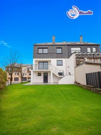 DISPONIBLE DE SUITE

Propriété libre des 3 côtés à Oberkorn rénové avec soin et matérieux de qualité. 
Située dans un quartier résidentiel calme et prisé, à proximité immédiate de la nouvelle 