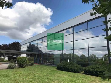 Tempocasa Strassen, vous propose un hall (3a et 3b divisible) dans un site industriel.<br><br>Spécifications :<br>- Hauteur utile:  6,50 m<br>- Charge au sol: 5,00 t/m2<br>- 2 quais + portes sect. 4 m x 4,5 m<br>- Alimentation élec.: 250 KVA<br>- Détection incendie<br><br>Hall 3a  <br>Loyer <br>8,00\'/m2  à 1.608 m2  12.864\'/mois + TVA<br>Charges<br>0,75\'/m2  à 1.608 m2     1.206\'/mois + TVA<br><br>Hall 3b = possibilité d\'extension aux mêmes conditions.<br>Bureaux intégrés dans le hall sur demande / loyer suivant exécution<br>Parking 40,00 \'  / mois / emplacement + TVA<br><br>Pour avoir de plus amples renseignements, n\'hésitez guère de contacter l\'agence.<br><br>Nadia Bensi<br>+352 621143693<br />Ref agence :163