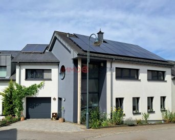 Immo Losch a le plaisir de vous présenter cette maison familiale moderne et spacieuse, construite en 2015, offrant environ 270 m² de surface habitable et des espaces généreux adaptés à une famille, au télétravail, à l'accueil d'invités ou encore à différents loisirs.

La propriété est située dans une rue secondaire calme de Waldbillig et séduit par ses équipements modernes, ses installations énergétiques performantes ainsi que par une distribution intérieure particulièrement bien pensée.

Dès l'entrée, la maison offre une agréable sensation d'espace. Les pièces de vie lumineuses, les chambres généreuses et l'agencement ouvert créent une atmosphère chaleureuse et confortable, idéale pour une vie familiale.

LES PRINCIPALES CARACTÉRISTIQUES
Construction : 2015
Surface habitable : environ 270 m²
Terrain : 2,8 ares
Classe énergétique : B / B
3 salles de bains
Plusieurs pièces pouvant être utilisées comme chambres, bureaux, espaces invités ou espaces de loisirs
Terrasse d'environ 40 m²
Balcon d'environ 8 m²
Garage ainsi que plusieurs emplacements extérieurs
Environ 100 m² de surface de grenier offrant un espace de rangement supplémentaire
DES ÉQUIPEMENTS ÉNERGÉTIQUES MODERNES

L'un des grands atouts de cette propriété réside dans ses équipements techniques particulièrement complets :

Installation photovoltaïque de 20 kWp
Batterie de stockage de 9 kWh
Borne de recharge pour véhicule électrique
Soutien solaire du système de chauffage
Chauffage au sol au rez-de-chaussée
Système d'alarme

Ces équipements permettent de réduire durablement les coûts énergétiques tout en offrant un excellent niveau de confort au quotidien.

UN CADRE DE VIE OUVERT ET PAISIBLE

L'arrière de la maison s'ouvre sur un environnement agréablement verdoyant, avec de vieux arbres et des prairies à l'arrière. Cette configuration procure une agréable sensation d'espace et de tranquillité, devenue rare dans de nombreux quartiers résidentiels récents.

La grande terrasse ainsi que le balcon permettent de profiter pleinement de cet environnement. Repas en famille, moments de détente en extérieur ou simplement profiter du calme après une journée bien remplie : les possibilités sont nombreuses.

INSTALLEZ-VOUS SANS TRAVAUX IMPORTANTS

La maison a été régulièrement entretenue et se trouve dans un très bon état général. Aucun travail de rénovation important n'est à prévoir, permettant ainsi aux futurs propriétaires de s'y installer sans attendre.

Cette propriété conviendra parfaitement à une famille à la recherche d'espace, d'équipements modernes et d'un environnement résidentiel calme, tout en souhaitant conserver un accès pratique aux infrastructures et commodités.

Immo Losch se tient à votre disposition pour vous présenter cette propriété lors d'une visite personnelle. Pour plus d'informations ou pour convenir d'un rendez-vous, n'hésitez pas à nous contacter.

Immo Losch
+352 26 53 26 11
info@immolosch.lu

 ---------- 
Immo Losch präsentiert Ihnen dieses moderne und großzügige Familienhaus aus dem Baujahr 2015, das auf ca. 270 m² Wohnfläche außergewöhnlich viel Platz für Familien, Homeoffice, Gäste und individuelle Hobbys bietet.

Die Immobilie befindet sich in einer ruhigen Seitenstraße von Waldbillig und überzeugt durch ihre moderne Ausstattung, energieeffiziente Technik sowie eine durchdachte Raumaufteilung.

Bereits beim Betreten entsteht ein angenehmes Raumgefühl. Helle Wohnbereiche, großzügige Zimmer und die offene Gestaltung schaffen eine wohnliche Atmosphäre, in der sich Familien sofort zuhause fühlen.

DIE WICHTIGSTEN ECKDATEN
Baujahr 2015
Wohnfläche ca. 270 m²
Grundstück 2,8 Ar
Energieklasse B / B
3 Badezimmer
Mehrere flexibel nutzbare Zimmer für Schlafzimmer, Homeoffice, Gäste oder Hobbys
Terrasse ca. 40 m²
Balkon ca. 8 m²
Garage sowie zusätzliche Außenstellplätze
Ca. 100 m² Dachbodenfläche als zusätzlicher Stauraum
MODERNE ENERGIETECHNIK

Ein besonderes Highlight ist die umfangreiche technische Ausstattung:

Photovoltaikanlage mit 20 kWp Leistung
Batteriespeicher mit 9 kWh
Wallbox für Elektrofahrzeuge
Solare Unterstützung der Heizungsanlage
Fußbodenheizung im Erdgeschoss
Alarmanlage

Diese Ausstattung trägt dazu bei, die Energiekosten nachhaltig zu reduzieren und bietet gleichzeitig hohen Wohnkomfort.

WOHNEN MIT FREIRAUM

Die Rückseite des Hauses öffnet sich zu einer angenehm grünen Umgebung mit altem Baumbestand und dahinterliegenden Wiesen. Dadurch entsteht ein Gefühl von Offenheit und Ruhe, das in vielen neueren Wohngebieten selten geworden ist.

Auf der großzügigen Terrasse und dem Balkon lässt sich die ruhige Atmosphäre besonders genießen. Ob gemeinsames Essen mit der Familie, entspannte Stunden im Freien oder einfach ein ruhiger Moment nach einem langen Tag – hier stehen Ihnen vielfältige Möglichkeiten zur Verfügung.

EINZIEHEN STATT RENOVIEREN

Das Haus wurde laufend gepflegt und befindet sich in einem sehr guten Zustand. Größere Renovierungsarbeiten sind nicht erforderlich, sodass einem direkten Einzug nichts im Wege steht.

Die Immobilie eignet sich ideal für Familien, die viel Platz, moderne Technik und eine ruhige Wohnlage suchen, ohne auf eine gute Infrastruktur verzichten zu wollen.

Gerne stellt Ihnen Immo Losch diese besondere Immobilie bei einer persönlichen Besichtigung vor. Für weitere Informationen oder zur Vereinbarung eines Besichtigungstermins stehen wir Ihnen gerne zur Verfügung.

Immo Losch
+352 26 53 26 11
info@immolosch.lu

 ---------- 
Immo Losch is pleased to present this spacious modern family house, built in 2015, offering about 270 m² of living space and generous areas suitable for a family, teleworking, welcoming guests, or various hobbies.

The property is located on a quiet secondary street in Waldbillig and is attractive for its modern amenities, high-performance energy systems, and well-thought-out interior layout.

Upon entering, the house offers a pleasant sense of space. Bright living rooms, generous bedrooms, and an open layout create a warm and comfortable atmosphere, ideal for family living.

MAIN FEATURES
Construction: 2015
Livable area: approx. 270 m²
Land: 2.8 ares
Energy class: B / B
3 bathrooms
Several rooms that can be used as bedrooms, offices, guest spaces or leisure areas
Terrace of about 40 m²
Balcony of about 8 m²
Garage and several outdoor parking spaces
Approximately 100 m² of attic space providing additional storage
MODERN ENERGY EQUIPMENT

One of the major advantages of this property lies in its particularly comprehensive technical equipment:

Photovoltaic installation of 20 kWp
9 kWh storage battery
Charging station for electric vehicle
Solar support for the heating system
Underfloor heating on the ground floor
Alarm system

These features allow for a sustainable reduction of energy costs while providing an excellent level of daily comfort.

A PEACEFUL AND OPEN LIVING ENVIRONMENT

The back of the house opens onto a pleasantly green environment, with old trees and meadows at the rear. This setup provides a pleasant sense of space and tranquility, which has become rare in many recent residential neighborhoods.

The large terrace and the balcony allow you to fully enjoy this environment. Family meals, outdoor relaxation moments, or simply enjoying the calm after a busy day: the possibilities are numerous.

MOVE IN WITHOUT MAJOR WORK

The house has been regularly maintained and is in very good overall condition. No major renovation work is expected, allowing future owners to move in without delay.

This property is ideally suited for a family seeking space, modern amenities, and a peaceful residential environment, while maintaining easy access to infrastructure and amenities.

Immo Losch is available to show you this property during a personal visit. For more information or to schedule an appointment, do not hesitate to contact us.

Immo Losch
+352 26 53 26 11
info@immolosch.lu

 ---------- 
Immo Losch huet d'Freed Iech dëst modern a räichlecht Familljenhaus virzestellen, gebaut am 2015, mat ongeféier 270 m² Wunnfläch an grousse Plazen, gëeegent fir eng Famill, Heem schaffen, Empfang vu Gäscht oder verschidden Hobbien.

D'Immobilie läit an enger roueger Nebenstrooss zu Waldbillig a begeeschtert duerch modern Ausrüstungen, effizient Energieinstallatiounen an eng besonnesch gutt geplangte bannenzeg Verdeelung.

Direkt beim Entrée bitt d'Haus eng agreabel Raumgefill. Déi liichtfäeg Liewesraim, décke Schlofkummeren an déi oppen Ariichtung schafe eng waarm a gemittlech Atmosphär, ideal fir d’Familljeliewen.

HAUPTEIGENSCHAFTEN
Baubeginn: 2015
Wunnfläch: ongeféier 270 m²
Terrain: 2,8 Ares
Energiestandart: B / B
3 Bannenbänner
Verschidde Raumë kënne wéi Schlofkummeren, Büroen, Gäschtberäicher oder Fräizäitplazen genotzt ginn
Terrass vun ongeféier 40 m²
Balkon vun ongeféier 8 m²
Garage plus verschidde Parkplazen baussen
Ongeru 100 m² Duerch mixt Dachbuedem fir zousätzlech Lagerplaz
MODERN ENERGESCH INSTALLATIUNEN

Eng vun den groussen Avantage vun dëser Immobilie läit an hiren techneschen Ausrüstungen:

20 kWp Photovoltaikinstallatioun
9 kWh Späicherbatterie
Ladestation fir elektrescht Gefier
Solarënnerstëtzung fir d'Heizsystem
Fousswiermheizung um Buedem vun der Rez-de-Chaussée
Alarmssystem

Dës Ausrüstungen erlaben eng dauerhaft Reduktioun vun den Energieskäschten a bidden gläichzäiteg e exzellenten Alltagskomfort.

E FRËNNLECHT AN ROUEG LIEWENSËMGEBUNG

Hannert dem Haus gëtt et e léiwtgrénge Gebitt mat eelere Beem an Wisen. Dëst garantéiert eng agreabel Raumgefill a Rou, wat an villen neie Wunnengeviironnementer rar ginn ass.

Déi grouss Terrass an de Balkon erlaben et, dëse Raum voll ze genéissen. Familljemoolzechten, Entspanungsmomenten um Fräien oder einfach d’Rou no engem laange Dag: d’Méiglechkeete sinn vill.

OCH ENG PËLLECH VUN WICHTEGE RENOVATIOUNSARBECHTEN

D'Haus ass regelméisseg ënnerhalen ginn a befënnt sech am allgemenge ganz gudden Zoustand. Keng grouss Renovatiounsaarbechten sinn néideg, wat et zukünftege Besëtzer erlaabt direkt anzéien.

Dës Immobilie ass ideal fir eng Famill déi Plaz, modern Ausrüstungen an eng roueg Wunnengeviirornment sicht, mat engem prakteschen Zougang zu Infrastrukturen an Déngschtleeschtungen.

Immo Losch stécht gär zu Ärer Verfügung fir Iech dës Immobilie bei enger perséinlecher Visitt virzestellen. Fir méi Informatiounen oder eng Rendez-vous ze vereinbaren, zéckt net eis ze kontaktéieren.

Immo Losch
+352 26 53 26 11
info@immolosch.lu