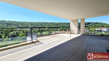 CHAMPIGNEULLES / APPARTEMENT 5 PIECES AVEC TERRASSE, PARKING.  En Exclusivité ! Coup de coeur assuré aux portes de NANCY ! Sur la commune de CHAMPIGNEULLES, découvrez ce bel appartement de 5 pièces principales, d'une surface de 142.43m2 loi Carrez, situé au troisième et dernier étage avec ascenseur d'une Résidence calme et parfaitement entretenue. Le véritable atout de ce bien, sa magnifique terrasse de 100m2, accessible depuis la cuisine et la pièce de vie, offrant une vue panoramique imprenable sur l'Espace Naturel Sensible du Vallon de Bellefontaine. Véritable pièce de vie supplémentaire aux beaux jours, elle constitue un espace rare et privilégié pour profiter pleinement d'un cadre naturel exceptionnel. Dès l'entrée, vous serez séduits par ses volumes généreux, sa luminosité et ses prestations de qualité. L'appartement offre : une entrée avec placard, une cuisine entièrement équipée (dont une cave à vin), un grand espace de vie baigné de lumière (salon/séjour/salle à manger) totalisant 62.28m2 au sol, un bureau avec rangement, trois chambres (10.50m2, 8.96m2 et 13.05m2) dont une suite parentale avec placard, dressing et salle d'eau privative, ainsi qu'une salle d'eau et un WC indépendant. En annexes, vous bénéficierez d'une place de parking aérienne privative, ainsi que de deux garages privatifs fermés en sous-sol, équipés de portes automatiques. Système de chauffage individuel au gaz, fenêtres en double vitrage avec volets roulants électriques, excellente isolation (DPE : C). Idéalement situé, ce bien bénéficie d'un emplacement privilégié, alliant le calme d'un environnement verdoyant à la proximité immédiate des sentiers de promenade du Vallon de Bellefontaine, du complexe sportif, de la piscine intercommunale, des arrêts de bus, des commerces, des axes autoroutiers et de toutes autres commodités du quotidien. www.agencedeboufflers.fr
Les informations sur les risques auxquels ce bien est exposé sont disponibles sur le site Géorisques : www.georisques.gouv.fr