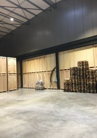 Construction d'un nouveau hall/entrepôt à Flatzbour (L), à proximité de la frontière belge (hauteur de Martelange)

Différentes surfaces disponibles: par exemple...
+/- 630 m²
1317,95 m²
1165,51 m²
d'autres possibilités sur demande

Loyer: 13€/m²

Le bâtiment sera très bien isolé (Isolation : 20cm d'épaisseur au plafond et 15cm d'épaisseur sur les murs)

Possibilité de conteneur (bureau ou sanitaires) sur la surface de stockage (à discuter)

Hauteur de plafond au Rch : entre 4,85 et 5,20m, 
Hauteur de plafond au 1er étage: entre 3,35 et 3,67 

Sanitaires communs disponibles

Accès: certaines surfaces ont un accès direct; d'autres par un plateau élévateur (monte charges) de 600x330
Possibilité d'y monter des véhicules

Des parkings seront à disposition suivant l'activité du locataire
