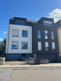 Découvrez cet appartement à vendre par WK IMMO PROMOTIONS sarl, situé à Howald, au Luxembourg. Ce bien immobilier est exclusivement disponible sur athome.lu.

Détails de la propriété:
Cet appartement moderne de 101 m², situé dans un immeuble construit en 2013 et rénové en 2015, offre un espace de vie idéal avec deux chambres confortables et une salle de douche fonctionnelle. La cuisine ouverte, équipée pour votre confort, se prête parfaitement aux moments de convivialité. L'appartement comprend également un emplacement de parking intérieur pratique et une cave, offrant des espaces de rangement supplémentaires. Profitez de la connexion en fibre optique et de la ligne téléphonique pour un accès internet rapide. Le bien est classé en catégorie énergétique B, assurant une bonne efficacité thermique. De plus, le chauffage au gaz garantit des coûts énergétiques contrôlés. Conçue sur trois étages, cette propriété vous offre un cadre de vie fonctionnel et sans pareil.

Installations à proximité:
Le quartier de Howald est réputé pour son atmosphère douce et accueillante. Il bénéficie d'une excellente gamme d'écoles et d'équipements éducatifs à distance de marche. Pour les amateurs de shopping et de gastronomie, une variété de magasins et de restaurants sont facilement accessibles. Les espaces verts et parcs à proximité sont parfaits pour des activités de plein air et de détente. En ce qui concerne les soins de santé, des établissements de santé de qualité sont accessibles à proximité. Le quartier est bien desservi par les transports en commun, facilitant vos déplacements quotidiens.

Ne manquez pas cette opportunité exceptionnelle! Prenez rendez-vous pour une visite en nous contactant via le formulaire de contact ou par appel téléphonique.