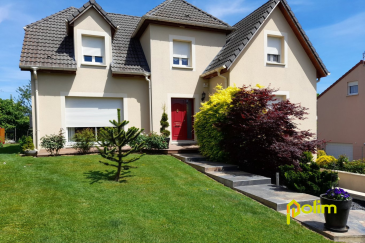 Joli pavillon F7 de 166.16m2 sur sous-sol complet !.  venez découvrir cette jolie villa de plus de 160 m2sur sous sol complet et comprenant. Au rdc: : hall, spacieuse pièce de vie accès terrasse et jardin, cuisine équipée séparée, cellier, WC, un bureau, au dessus : 4 chambres, salle de bains, wc, dressing. terrain clos et arboré de 900m2 
 Les informations sur les risques auxquels ce bien est exposé sont disponibles sur le site Géorisques : www.georisques.gouv.fr