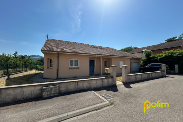 Très belle maison de plain-pied avec sous-sol complet et gra.  Située à 5 min à pied de la gare et du centre-ville - Agréable maison individuelle de plain-pied de type F4 au calme - 231 rue du 17 Septembre 1944 54700 PAM comprenant :
 Hall d'entrée avec placard, cuisine, salon/séjour, dégagement, 2 chambres (dont une avec espace dressing), SDB, WC, garage, terrasse
 La maison bénéficie également d'un sous-sol complet offrant de nombreuses possibilités de rangement ou d'aménagement selon vos besoins, ainsi qu'un grand jardin clos et arboré, idéal pour les familles ou amateurs d'espaces verts.
 Chauffage au sol par pompe à chaleur - 117,78 m2
 Libre à la location
 Les informations sur les risques auxquels ce bien est exposé sont disponibles sur le site Géorisques : www.georisques.gouv.fr