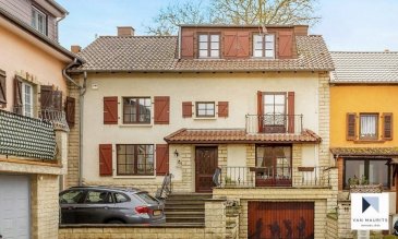 Située à Mensdorf, cette agréable maison mitoyenne, en très bon état général, présente une surface habitable de ± 161 m². 

Elle se présente comme suit :

Au rez-de-chaussée, un hall d'entrée ± 12 m² dessert un salon ± 27 m², une toilette pour invités ±3 m² ainsi qu'une cuisine équipée ± 9 m² et un espace salle à manger ± 13 m², une chaufferie ± 3m². Une agréable terrasse ± 40 m² complète ce niveau.

Au 1er étage, un palier ± 6 m² dessert trois chambres de ± 9, 11 et 14 m², une salle de bain ±13m² avec baignoire, douche, lavabo. Un wc séparé complète le 1er étage.

Au 2ème étage, une grande salle multifonctionnelle (bureau) ± 32 m² ainsi qu'une chambre de ±12m².

Le sous-sol abrite une cave ± 10 m², une cave à vin ± 5 m² et un garage 
± 18 m².
 
Généralités:

Possibilité de louer ou d'acheter du terrain derrière la terrasse
La maison a été rénovée en 2014;
Multiples placards
 



