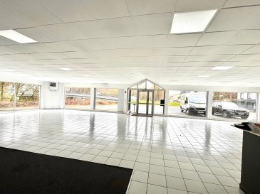 Local Commercial.  à louer bâtiment ; possibilité de faire stockage, bureaux, plateau commercial, expositions, vente de voitures, et tout autre activité commerciale
 Salle d'exposition : 320m2 ; Dépendance : 150m2, comprenant bureaux, toilettes, coin cuisine...
 Parking extérieur : 30 places
 Parking intérieur : 3 places
 DPE classé C