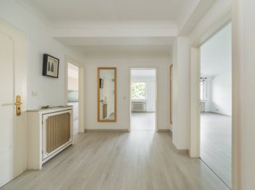 B&C Immobilière vous propose à la vente ce bel appartement spacieux situé dans une résidence idéalement situé dans une adresse de prestige.

Il se compose de la manière suivante :

REZ DE CHAUSSEE : 

Accès à la résidence par un escalier qui donne sur l'entrée de la résidence puis l'ascenseur.
Accès également par l'ascenseur ou l'escalier à la cave privative, la buanderie commune et le garage.

2eme ETAGE : 

- Entrée qui distribue sur la droite d'un Wc Séparé, puis accès aux 2 chambres composés de chacune de leur propre salle de bains.

- Un couloir composé de grandes armoires pour stocker des vêtements ou autre.

- Les deux chambres ne donnent pas côté rue boulevard joseph II mais sur l'arrière de la résidence ce qui permet d'avoir des chambres non bruyantes et bénéficiant le matin d'une luminosité généreuse.

- Sur la gauche de l'entrée distribution de la cuisine équipée ouverte sur le salon 

Un balcon côté Boulevard Joseph II et également pour les chambres.

Divers : 

1 place de parking au Sous Sol
1 buanderie commune

Les chambres sont d'une surface confortable pour un grand lit ainsi qu'une armoire.

Les salles de bains ainsi que les chambres nécessitent des travaux de rafraichissement.

Pas de travaux votés par la copropriété à ce jour concernant la toiture ou la facade qui sont en bon état.

Ascenseur changé récemment.

Possibilité d'usage à titre professionnel (sous réserve d'acceptation finale de la ville).

CONTACT : 691 794 757
