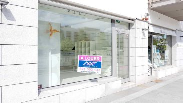 Situé en pleine zone commerciale \