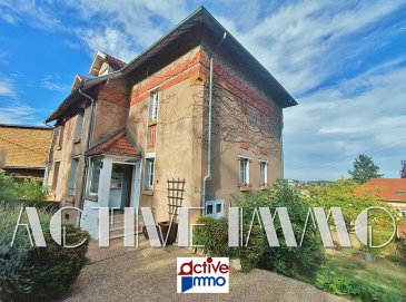 Maison Hayange 7 pièce(s) 162 m2. EN EXCLUSIVITÉ ! 
Une maison à découvrir pour apprécier pleinement ses volumes et son potentiel !

Sur la commune d'Hayange, idéalement placée au sein du quartier Faubourg Sainte-Catherine, proche du centre-ville et bénéficiant d'un environnement urbain avec commerces et services à proximité, devenez propriétaire de cette maison offrant de beaux volumes et un agréable potentiel, idéal pour une famille à la recherche d'un bien spacieux à proximité des commodités.

D'une superficie d'environ 162 m² habitables, elle propose une configuration permettant d'aménager confortablement les différents espaces de vie et de nuit.

Au rez de chaussée, vous apprécierez le hall d'entrée donnant accès à un double salon-séjour traversant de plus de 35m² ainsi qu'à une cuisine dînatoire avec accès à une terrasse en bois surplombant le terrain exposée plein Est et offrant une vue dégagée.
Un wc indépendant complète le confort du rdc.

Au 1er étage, 3 grandes chambres de 17m² chacune et une salle de bain avec baignoire et wc.
Au 2ème étage, vous disposez de 3 pièces complémentaires pouvant être aménagée selon vos besoins et envies (comme 3 chambres supplémentaires, ou salle de jeux, bureau, ...)

En complément, un sous-sol avec chaufferie, coin atelier et caves complètent le bien et offre un espace de rangement très appréciable et un accès au jardin à l'arrière clos et arboré.

Vous disposerez d'une facilité de stationnement dans la rue et la possibilité d'acquérir en sus un garage fermé à proximité de la maison, néanmoins le terrain permet de créer si besoin du stationnement directement sur la propriété.

Quelques travaux de modernisation sont à envisager afin de remettre cette maison au goût du jour et d'en révéler pleinement ses qualités.

Nb : DV PVC + VOLETS ROULANT  / CHAUDIÈRE GAZ 2022 / ABSENCE anomalie gaz / Présence d'Amiante dans la cave /  Anomalies Electrique

DPE réalisé le 28/08/2025 : logement classé E pour 234kwh/m²/an ainsi que E pour les émissions de gaz à effet de serre pour 51kg co²/m²/an.
Montant estimé des dépenses annuelles d'énergie pour un usage standard : entre 3 280€ et 4 490€ par an. Prix moyens des énergies indexés sur l'année 2021, 2022, 2023 (abonnements compris)
Les informations sur les risques auxquels ce bien est exposé sont disponibles sur le site Géorisques : www.georisques.gouv.fr ».

A VISITER SANS TARDER ! 
Frais d'agence à charge vendeur
Votre conseiller Immobilier : Marie PETITFRERE : 06 95 67 68 76