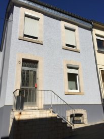 Immo Camilo vous propose: 
Jolie maison avec jardin libre de 1 côté sise au plein centre de Niederkorn +/- 150 m2

Composition:

Rez-de-chaussée: 
Hall d'entrée, living salle à manger, WC séparé, cuisine équipée séparé avec coin à manger donnant accès au 1 are de jardin 

1er étage: 
1 Chambre à coucher

2ème  étage: 
2 Chambres à coucher, 1 Wc séparé

3ème étage: 
Grenier aménagé en chambre1 Très grand suite avec salle de douche et WC

Cave : 2 Grands espace aéré avec fenêtre possibilité de faire un grand studio avec accès directe rue principale. 

Avantages: La maison a été rénovée en 2019 toiture, façade, chauffage etc…
A savoir : Les fenêtres double-vitrage.

Proximité école, crèche, commerce, transports, étc.

N’hésitez pas à nous contacter pour la mise en vente de votre bien immobilier. Pour plus de renseignements, contacter Mme. TEIXEIRA au GSM : +352 621 259 311