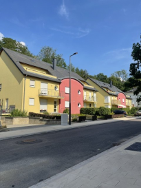 Cet appartement à vendre est situé au cœur de Junglinster, Luxembourg, proposé par AGENCE REINERT CARLO. Cette propriété exceptionnelle ne se trouve que sur athome.lu. 

Détails de la propriété

Découvrez ce magnifique appartement spacieux de 83,24 m²  se trouvant dans un très bon état.Il dispose de deux chambres et d'une salle de bains ainsi que d'un W.C. séparé, parfait pour un couple souhaitant se sentir chez eux. Construit en 2007, cet appartement moderne dispose d'une cuisine équipée moderne ouverte haut de gamme, idéale pour les amateurs de bonne cuisine. Avec une terrasse de 4 m² orientée sud-est, vous profitez de moments de détente en plein air. Le bien comprend également un parking intérieur, une cave et une buanderie, garantissant un espace de stockage supplémentaire, ainsi qu'un ascenseur pour un accès facile. L'appartement est desservi par une ligne téléphonique et la fibre optique, assurant des connexions Internet ultra-rapides. Bien que la classe énergétique soit F, l'appartement propose un système de chauffage au fioul efficace.

A découvrir absolument de l'intérieur!

Infrastructures à proximité

Junglinster est une ville dynamique qui offre une atmosphère conviviale et chaleureuse, avec de nombreux équipements locaux. La ville abrite plusieurs écoles et institutions éducatives. Pour les options de shopping et de restauration, vous trouverez une variété de boutiques et de restaurants délicieux à quelques pas. Les amoureux de la nature apprécieront les parcs et espaces de loisirs pour se détendre ou pratiquer des activités récréatives. Les infrastructures de santé sont facilement accessibles et les options de transport bien développées facilitent les déplacements autour de Junglinster et du Luxembourg.

Ne manquez pas cette opportunité! Planifiez une visite en nous contactant via le formulaire de contact ou par téléphone dès maintenant.