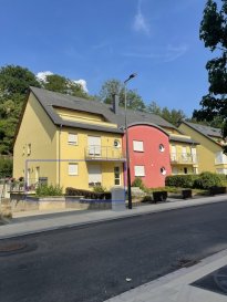 Cet appartement à vendre est situé au cœur de Junglinster, Luxembourg, proposé par AGENCE REINERT CARLO. Cette propriété exceptionnelle ne se trouve que sur athome.lu. 

Détails de la propriété

Découvrez ce magnifique appartement spacieux de 83,24 m²  se trouvant dans un très bon état.Il dispose de deux chambres et d'une salle de bains ainsi que d'un W.C. séparé, parfait pour un couple souhaitant se sentir chez eux. Construit en 2007, cet appartement moderne dispose d'une cuisine équipée moderne ouverte haut de gamme, idéale pour les amateurs de bonne cuisine. Avec une terrasse de 4 m² orientée sud-est, vous profitez de moments de détente en plein air. Le bien comprend également un parking intérieur, une cave et une buanderie, garantissant un espace de stockage supplémentaire, ainsi qu'un ascenseur pour un accès facile. L'appartement est desservi par une ligne téléphonique et la fibre optique, assurant des connexions Internet ultra-rapides. Bien que la classe énergétique soit F, l'appartement propose un système de chauffage au fioul efficace.

A découvrir absolument de l'intérieur!

Infrastructures à proximité

Junglinster est une ville dynamique qui offre une atmosphère conviviale et chaleureuse, avec de nombreux équipements locaux. La ville abrite plusieurs écoles et institutions éducatives. Pour les options de shopping et de restauration, vous trouverez une variété de boutiques et de restaurants délicieux à quelques pas. Les amoureux de la nature apprécieront les parcs et espaces de loisirs pour se détendre ou pratiquer des activités récréatives. Les infrastructures de santé sont facilement accessibles et les options de transport bien développées facilitent les déplacements autour de Junglinster et du Luxembourg.

Ne manquez pas cette opportunité! Planifiez une visite en nous contactant via le formulaire de contact ou par téléphone dès maintenant.