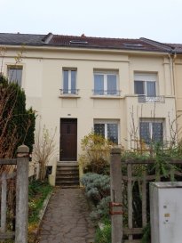 24 ROUTE DE JOUY - MOULINS LES METZ - 3P AVEC GARAGE
Dans un immeuble calme, au 2ième et dernier étage, appartement 3P de 54m² comprenant une entrée avec placard, un coin-cuisine ouvert sur le séjour, deux chambres, une salle de bain et un wc séparé.
Garage. Chauffage individuel électrique. 
Disponible à compter du 1er septembre.