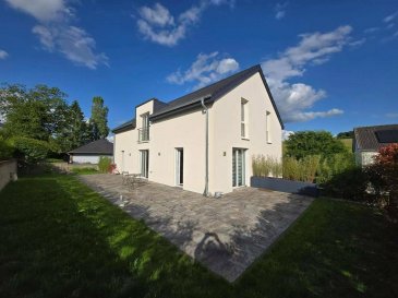 ++ MAISON DIVISER EN 2 APPARTEMENTS ++

Nous vous proposons en exclusivité un superbe immeuble construit fin 2020, situé dans le paisible village de Harlange. 
Niché dans un environnement verdoyant à seulement 150m du centre du village avec son épicerie et son bar-restaurant, il offre un cadre de vie idéal alliant tranquillité et proximité.
Cet immeuble est idéal pour une grande famille, pour une occupation mixte d'habitation et bureaux ou activités libérales, ou encore pour investisseurs.

Bâtit sur un terrain de 4.5 ares et avec une superficie totale de 335 m² (dont 230 m² habitables au-dessus de 2.50 m), cet immeuble contemporain séduit par ses volumes lumineux et ses finitions haut de gamme. 

- Le rez-de-chaussée accueille 2 grands garages avec accès indépendants, 2 buanderies indépendantes, 1 local technique, 1 couloir, 1 débarras et un hall d'escalier communs. 
- Au 1er étage, un rez-de-jardin présente un séjour ouvert sur 45m² avec accès direct à une grande terrasse de 120m² et un jardin de 75m² ; cet étage comporte aussi 3 pièces/chambres de 12m2 et une salle de bain avec douche à l'italienne et WC de 8m², ainsi qu'un couloir avec petit dressing et WC indépendant. 
- Au 2e étage on trouve exactement la même configuration qu'au 1er. 

Sous les combles se trouve un grenier non-aménagé de 56m².
L'immeuble est construit avec des matériaux nobles et bénéfice d'une certification énergétique B ; il est équipé d'un chauffage au sol, d'une pompe à chaleur, d'une ventilation double flux, de châssis PVC triple vitrages et d'un vidéophone. Les 3 parkings extérieurs latéraux et les aménagements extérieurs complètent ce bien d'exception.

On trouve l'arrêt de bus à 250m et l'école fondamentale à 300m. Le centre commercial avec toutes les commodités de Pommerloch se trouve à 10min et Wiltz à 15min ainsi que Bastogne. Ettelbruck se situe à 30min, l'aéroport de Findel à 45min et le Kirchberg à 50min.

Pour tout renseignement complémentaire ou information veuillez nous contacter par email info@immonordstrooss.lu ou par Tél: 691 850 805.

Proposition de crédit/financement à taux compétitif auprès des banques Luxembourgeoise incluse dans nos services gratuits.