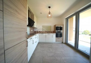 CDBimmo vous propose à la location ce superbe appartement lumineux de 77 m² situé au 1er étage d’une résidence récente et moderne avec ascenseur, en plein cœur de Strassen.
Caractéristiques :
1 chambre spacieuse
Salle de douche moderne
WC séparé
Buanderie dans l’appartement
Hall d’entrée accueillant
Beau séjour lumineux
Grande cuisine entièrement équipée, ouverte sur un grand balcon
Cave privative
Emplacement de parking intérieur
***Loyer : 2000 €
***Charges mensuelles: 250 €
Cadre de vie : Situé dans un environnement verdoyant, calme et agréable, tout en étant à proximité immédiate de Luxembourg-ville.
Localisation idéale : proche de toutes commodités, commerces, transports, écoles, restaurants…
Cet appartement est parfait pour une personne seule ou un couple à la recherche de confort, de modernité et d’un cadre de vie équilibré entre nature et ville.
Pour plus d’informations ou organiser une visite, contactez-nous dès maintenant !
***Ce bien vous intéresse, vous souhaitez d’avantage d'informations. N'hésitez pas à nous contacter au (+352) 661 81 03 27 / 28 80 28 80 /cdbimmo@cdbgest.lu
***Si vous souhaitez vendre ou louer votre bien, profitez de notre expérience et de notre parfaite connaissance du marché au Luxembourg. Nous vous offrons une estimation personnalisée avec une réelle expertise.
***CDBgest est membre de la Chambre immobilière du Grand-Duché de Luxembourg (seul organisme accrédité par l'Etat pour la certification des agents immobiliers), et membre de la Chambre de Commerce de Luxembourg, gages de qualité.
****Découvrez tous nos autres biens sur www.cdbimmo.lu 
FOR RENT - Modern 77 m² flat in Strassen (Centre)
CDBimmo offers this superb, bright 77 m² flat for rent on the 1st floor of a recent, modern residence with lift, right in the heart of Strassen.
Features :
1 spacious bedroom
Modern shower room
Separate WC
Laundry room in the flat
Welcoming entrance hall
Beautiful, bright living room
Large fully-equipped kitchen, opening onto a large balcony
Private cellar
Indoor parking space
***Rent: €2,000
***Monthly charges: €250
Living environment: situated in a green, quiet and pleasant environment, yet in the immediate vicinity of Luxembourg City.
Ideal location: close to all amenities, shops, transport, schools, restaurants, etc.
This flat is perfect for a single person or a couple looking for comfort, modernity and a balanced lifestyle between nature and the city.
For more information or to arrange a viewing, contact us today!
***You're interested in this property and would like more information. Please do not hesitate to contact us on (+352) 661 81 03 27 / 28 80 28 80 /cdbimmo@cdbgest.lu

***If you're looking to sell or rent your property, take advantage of our experience and in-depth knowledge of the Luxembourg market. We offer you a personalised valuation with real expertise.
***CDBgest is a member of the Chambre immobilière du Grand-Duché de Luxembourg (the only state-accredited body for the certification of estate agents), and a member of the Luxembourg Chamber of Commerce, a guarantee of quality.
****Discover all our other properties on www.cdbimmo.lu