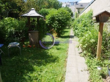 ** Sous Compromis **

New Keys vous propose cette charmante maison mitoyenne de 5 chambres, très bien située au centre ville de Esch sur Alzette, proche de toute les commodités,

En excellent état, cette maison alliant la modernité au charme de l'ancien offre une hauteur sous plafond d'environ 3m. Elle se présente de la manière suivante:

RDC
-Hall d'entrée
-Spacieux living avec feu ouvert 
-Cuisine équipée et séparée avec accès à la terrasse
-Terrasse avec accès au jardin
-Toilettes séparés

ETAGE 1
- Hall de nuit
- 2 grandes chambres
- Salle de douche avec grande douche à l'italienne et toilettes

ETAGE 2
- Hall de nuit
- 3 chambres
- accès grenier

Pour compléter ce bien:
-Emplacement de stationnement privatif devant la maison
-Cave avec buanderie, local technique et pièces de stockage
-Magnifique jardin arboré d'une longueur d'environ 75m accesible directement par l'intérieur ainsi que par la cave.

Chaudière gaz de 2011. Façade refaite il y a 2 ans.
Pas de travaux à prévoir.

Disponibilité Février 2020.

A VISITER RAPIDEMENT

Pour plus d'informations et /ou visites, veuillez nous contacter au 27 99 86 23 ou par email à l'adresse info@newkeys.lu