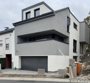 Située à Kehlen, cette maison neuve avec fin de construction prévue en 2026, offre une surface totale de ± 202 m² dont ± 155 m² habitables sur un terrain de 2.52 ares. Pensée pour un confort de vie moderne, elle bénéficie d'un agencement fonctionnel et lumineux réparti sur plusieurs niveaux.

La maison se présente comme suit :

Au rez-de-chaussée, le hall d'entrée de ± 5 m² dessert un garage de ± 35 m², un local technique de ± 8 m² ainsi qu'une salle multifonctionnelle de ± 22 m² pouvant servir de bureau, salle de loisirs ou chambre d'appoint. Ce niveau comprend également un hall de ± 5 m² et un wc séparé de ± 2 m².

Le premier étage accueille l'espace de vie principal avec une cuisine de ± 22 m² entièrement équipée et aménagée, ouverte sur un séjour de ± 24 m² et un salon de ± 8 m². Cet ensemble lumineux donne accès à deux terrasses de ± 9 et 15 m², idéales pour profiter de l'extérieur.

Le deuxième étage est dédié à la partie nuit et comprend un hall de ± 10 m² desservant trois chambres de ± 13, 14 et 17 m², un débarras de ± 2 m² ainsi qu'un balcon de ± 3 m². Deux salles d'eau complètent cet étage : une salle de bain de ± 5 m² (avec double lavabo, baignoire et wc) et une salle de bain de ± 6 m² (avec double lavabo, douche et wc).

Détails complémentaires :
? Maison neuve ? état : neuf
? Sols : carrelage
? Revêtements muraux : peinture
? Triple vitrage
? Chauffage au gaz
? Ventilation
? Spots encastrés

Cuisine équipée et aménagée :
Ilôt central ? Meubles de cuisine ? Plan de travail ? Four ? Four à micro-ondes ? Frigo ? Congélateur ? Hotte aspirante

Services à proximité :
Bus ? Club sportif ? Connexions autoroutières ? Parc de jeux ? Pharmacie ? Pistes de randonnées ? Restaurants

Agent responsable : Jimmy de Brabant
Tél. : +352 661 167 494
E-mail : jimmy@vanmaurits.lu