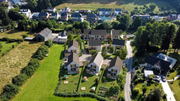 En future construction et située dans un NOUVEAU quartier EXCLUSIVEMENT résidentiel, Superbe Maison NEUVE (lot 10), présentant 3 « côtés libres », disposant d'une surface totale de +/- 237 m² dont +/- 170 m² habitables sur +/- 3,20 ares de terrain privatif, comprenant :

Au rez-de-chaussée :
- Hall d'accueil.
- WC séparé.
- Grand salon et salle à manger avec accès de plain-pied à la terrasse de +/- 25 m² et au jardin (+ abris de jardin de +/- 5 m² à l'extérieur).
- Cuisine non équipée ouverte ou fermée sur salle à manger.
- Arrière cuisine / débarras.
- Buanderie.
- Local technique.
- Garage pour 2 voitures côte à côte + emplacements extérieurs.

Au 1er étage :
- Hall d'étage.
- 1 suite parentale avec dressing et salle de bains privative.
- 3 chambres à coucher.
- Salle de bains principale.

Au 2ème étage :
- Pièce polyvalente pouvant servir de 4ème et/ou 5ème chambre, bureau, salle de jeux, fitness.
- Grenier mansardé de +/- 31 m² au sol.

Classe énergétique A/A : Chaudière pompe à chaleur avec chauffage par le sol / Triple vitrage et volets électriques / VMC double flux / revêtements des sols et muraux inclus et au choix des clients / et salles de bains complètes avec meuble lavabo au choix inclus.

Les plans restent modifiables selon vos besoins et les nécessités techniques à respecter. Frais d'acte notarié applicables sur le montant de la quote-part de terrain. Application directe du taux de TVA à 3 %.

Le prix annoncé s'entend TTC 3 % pour la maison livrée 