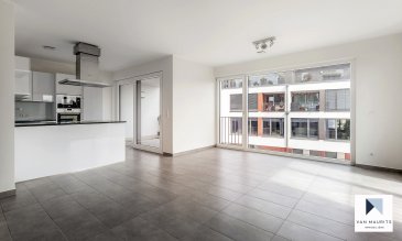 Idéalement situé dans le village de Roeser non loin de Esch-sur-Alzette et de Luxembourg-ville, ce bel appartement, au 2ème étage d'une résidence construite en 2017, saura vous charmer.

Une fois passé la porte d'entrée, vous entrez dans un hall d'entrée de ±12m², avec vestiaire, autour duquel s'articule les pièces; Un grand séjour de ±32m², avec grande baie vitrée et stores électriques, et cuisine super équipée (Frigidaire, congélateur, cuisinière à induction, four, four micro-ondes, lave-vaisselle et hotte aspirante) qui donne sur une terrasse couverte de ±5m², une première chambre de ±11m², une seconde chambre de ±10m², une salle de bain de ±8m² (Baignoire, douche, double vasque, sèche-serviette et wc) et un wc séparé de ±3m².

Une Buanderie commune, une cave privative de ±5m², un local vélo commun et une place de parking dans un garage fermé complète l'offre.

Généralités:

Triple vitrage;  
Chauffage au sol;  
Stores électriques;  
Situation idéale entre Esch et Luxembourg;  
Proximité de l'école primaire;  

Non fumeur; pas d'animaux;  
Bail de 2 ans minimum;  
Loyer: 1800 -€ - Charges: 300 -€  
Garantie locative: 2 mois de loyer;  
Frais d'agence: 1/2 mois de loyer + TVA 17%;  

Agent responsable: Pierre-Yves Béchet  
E-mail: Pierre-Yves@Vanmaurits.lu  
Tél: 621 654 086