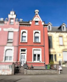 MANSO IMMO vous propose en exclusivité une maison idéalement située à Oberkorn offrant plusieurs possibilités d'aménagement et directement disponible.

Construite en 1930, cette maison de village érigée sur un terrain de 3.30 ares se situe dans une rue centrale avec son jardin au calme et surtout proche de toutes commodités. Avec +-140m2 habitables et +-240m2 total ayant son hauteur de 3m sous les plafonds elle vous offre entre autres trois (quatre - cinq) chambres à coucher minimum, une belle terrasse et jardin avec une exposition solaire idéale.

La maison se compose comme suit :

AU REZ-DE-CHAUSSÉE :
- Hall d'entrée
- Cuisine séparée donnant accès a la terrasse et au jardin par des escaliers extérieures (10m2)
- Salle à manger (22m2)
- Salon (14m2)
- Vaste salle de bain avec douche (7m2)

AU 1ER ÉTAGE :
- Hall de nuit
- Deux spacieuses chambres à coucher (22m2 et 15m2)

AU 2ÈME ÉTAGE: 
Grenier :
- Une spacieuse chambre (14m2)
- Espace à aménager de (30m2) 

AU REZ-DE-JARDIN / SOUS-SOL
- Énormes caves avec hauteur de 2.25m
- Local technique / buanderie
- Terrasse 
- Jardin avec exposition solaire idéale 

Obs: Emplacements de parking disponibles aux alentours avec vignette résidentielle mais et aussi possibilité de louer un garage.

Des travaux importants sont à prévoir et la maison offre plusieurs possibilités d'aménagement intérieur. Idéalement pour avoir son chez-soi suivant ses propres idées et besoins.

Toutes les indications sont basées exclusivement sur les informations mises à notre disposition par nos clients. Nous n'assumons aucune garantie quant à l'exactitude et l'actualité de ces indications.

Les prix affichés s'entendent frais d'agence inclus de 3% + 17%TVA. Les honoraires d'agence sont à charge des vendeurs.

Pour plus d'informations, photos ou convenir d'un rendez-vous, vous pouvez nous contacter au :
352 24 51 33 79 info@mansoimmo.lu

MANSO IMMO bietet Ihnen exklusiv ein Haus in idealer Lage in Oberkorn an, das vielfältige Gestaltungsmöglichkeiten bietet und sofort frei ist.

Dieses 1930 erbaute Dorfhaus steht auf einem 3,30 Ar großen Grundstück in einer zentralen Straße, verfügt über einen ruhigen Garten und liegt vor allem in der Nähe aller Annehmlichkeiten. Mit ca. 140 m² Wohnfläche und ca. 240 m² Gesamtfläche sowie einer Deckenhöhe von 3 m bietet es Ihnen unter anderem mindestens drei (vier bis fünf) Schlafzimmer, eine schöne Terrasse und einen Garten mit idealer Sonneneinstrahlung.

Das Haus ist wie folgt aufgeteilt:

IM ERDGESCHOSS:
- Eingangshalle
- Separate Küche mit Zugang zur Terrasse und zum Garten über eine Außentreppe (10 m²)
- Esszimmer (22 m²)
- Wohnzimmer (14 m²)
- Großzügiges Badezimmer mit Dusche (7 m²)

IM 1. STOCK:
- Flur zum Schlafbereich
- Zwei geräumige Schlafzimmer (22 m² und 15 m²)

IM 2. STOCK: 
Dachboden:
- Ein geräumiges Schlafzimmer (14 m²)
- Ausbaubarer Raum (30 m²) 

IM GARTENEBENE / KELLER
- Riesige Kellerräume mit einer Höhe von 2,25 m
- Technikraum / Waschküche
- Terrasse 
- Garten mit idealer Sonneneinstrahlung 

Hinweis: Parkplätze in der Umgebung mit Anwohnerparkausweis verfügbar, aber auch die Möglichkeit, eine Garage zu mieten.

Es sind umfangreiche Renovierungsarbeiten vorzusehen, und das Haus bietet vielfältige Möglichkeiten zur Innenraumgestaltung. Ideal, um sich ein Zuhause ganz nach den eigenen Vorstellungen und Bedürfnissen zu schaffen.

Alle Angaben basieren ausschließlich auf den Informationen, die uns von unseren Kunden zur Verfügung gestellt wurden. Wir übernehmen keine Gewähr für die Richtigkeit und Aktualität dieser Angaben.

Die angegebenen Preise verstehen sich inklusive Maklergebühren von 3 % + 17 % MwSt. Die Maklergebühren gehen zu Lasten der Verkäufer.

Für weitere Informationen, Fotos oder zur Vereinbarung eines Termins können Sie uns kontaktieren unter:
352 24 51 33 79 info@mansoimmo.lu

MANSO IMMO is pleased to offer you an exclusive listing for a house ideally located in Oberkorn, offering a variety of layout options and available immediately.

Built in 1930, this village house sits on a 3.30-are lot on a central street, featuring a quiet garden and, most importantly, close to all amenities. With approximately 140 m² of living space and a total area of approximately 240 m², featuring 3-meter-high ceilings, it offers, among other things, at least three (four to five) bedrooms, a beautiful terrace, and a garden with ideal sun exposure.

The house is laid out as follows:

GROUND FLOOR:
- Entryway
- Separate kitchen with access to the terrace and garden via an outdoor staircase (10 m²)
- Dining room (22 m²)
- Living room (14 m²)
- Spacious bathroom with shower (7 m²)

FIRST FLOOR:
- Landing
- Two spacious bedrooms (22 m² and 15 m²)

SECOND FLOOR: 
Attic:
- A spacious bedroom (14 m²)
- Unfinished space (30 sq. ft.) 

GROUND FLOOR / BASEMENT
- Huge cellars with a ceiling height of 2.25 m
- Utility room / laundry room
- Terrace 
- Garden with ideal sun exposure 

Note: Parking spaces available in the vicinity with a residential permit, and the option to rent a garage.

Significant renovation work is required, and the house offers numerous possibilities for interior design. Ideal for creating a home tailored to your own ideas and needs.

All information is based exclusively on the details provided to us by our clients. We assume no liability for the accuracy or currency of this information.

The listed prices include a 3% agency fee plus 17% VAT. The agency fees are the responsibility of the sellers.

For more information, photos, or to schedule a viewing, please contact us at:
352 24 51 33 79 info@mansoimmo.lu