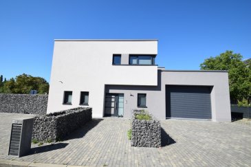 —————SOUS COMPROMIS————-En Exclusivité ImmoHouse vous propose cette superbe maison individuelle classe A-A avec prestations de haut standing à Linger dans la commune de Kaerjeng.

Sur un terrain de 20,30ares et une surface habitables de 245m² cette magnifique maison se compose de:

Au rez de chaussée:
- Un spacieux hall d'entrée
- Un superbe salon/salle à manger de 100m² avec terrasse et jardin et vue magnifique sur la verdure
- Une belle cuisine équipée ouverte sur la pièce de vie
- Un wc séparé

Au 1er étage:
- Une chambre parentale avec dressing et salle de douche privative avec wc-baignoire jacuzzi et fenêtre
- 4 chambres à coucher
- Une salle de douche avec wc et fenêtre

A cela s'ajoutent: un garage, plusieurs emplacements extérieurs, une cave, une buanderie.

Un objet rare à découvrir....

Infos et visites sur rdv