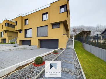 Située à Moutfort, dans la commune de Contern, cette maison jumelée, construite en 2024, offre des prestations de haut standing avec une architecture moderne et des finitions soignées. Construite sur un terrain de 6 ares, elle bénéficie d'une luminosité naturelle et d'une belle exposition nord-ouest.

D'une surface totale de ± 296 m² dont ± 210 habitables, cette propriété est neuve et immédiatement disponible. Elle se présente comme suit:

Au rez-de-chaussée, le hall d'entrée de ± 15 m² avec une belle hauteur et un vestiaire dessert un séjour de ± 33 m² (comprenant la salle à manger), une cuisine ouverte de ± 24 m² (à aménager selon vos envies), un wc séparé de ± 2 m² et la cage d'escalier en bois de chêne et support métallique.

Tant le séjour et la cuisine disposent d'un accès via une baie vitrée qui s'ouvre entièrement vers la terrasse de ± 35 m² prolongeant sur le jardin de ± 225 m².

Le premier étage se compose, d'un palier de ± 5 m², d'une première chambre de ± 24 m² avec une salle de douche privative de ± 5 m² (lavabo, douche à l'italienne, wc et sèche-serviette), d'un hall de nuit de ± 5 m², d'un bureau de ± 15 m² ainsi qu'une seconde chambre de ± 19 m² avec salle de bain privative de ± 5 m² (lavabo, baignoire, wc et sèche-serviette).

Le deuxième étage est dédié à une magnifique suite parentale comprenant un palier de ± 3 m², une chambre de ± 17 m² avec accès à une première terrasse de ± 13 m², une salle de bain en marbre de ± 17 m² (double lavabo, baignoire, douche à l'italienne, wc et sèche-serviette) et un dressing de ± 11 m², tout deux ayant accès à une seconde terrasse de ± 21 m².

Au sous-sol, un palier de ± 12 m² avec escalier offre un débarras de ± 4 m², un garage de ± 41 m² (place pour 2 voitures), un couloir de ± 5 m², une chaufferie de ± 6 m², une cave de ± 9 m² et une buanderie de ± 11 m² (avec lavabo).

Détails complémentaires:

Les sols sont revêtus de matériaux de qualité tels que la pierre naturelle, le parquet et du carrelage tandis que les murs disposent de peinture.

Les fenêtres en bois à triple vitrage sont équipées de lamelles électriques. Le chauffage est assuré par une chaudière au gaz Buderus avec chauffage au sol. Une domotique avancée, un système de ventilation, et des équipements modernes tels que des spots encastrés et une porte de garage électrique complètent cette offre.

Le jardin parfaitement entretenu et entièrement clôturé, drainé constitue un écrin de verdure pour profiter des beaux jours et donne sur la fôret.

Cette maison est idéalement située dans une zone résidentielle, proche du centre et de nombreux services : crèches, écoles, commerces, transports en commun, et infrastructures sportives. Les amoureux de la nature apprécieront la proximité des forêts, pistes cyclables et sentiers de randonnée.

Avec ses finitions irréprochables et son emplacement privilégié, cette maison est une opportunité rare pour un confort de vie exceptionnel.

Pour plus de renseignements, veuillez contacter s.v.p. Maurits van Rijckevorsel au +352 621 198 891 ou maurits@vanmaurits.lu