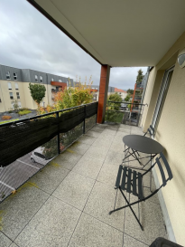 Découvrez cet appartement exceptionnel à vendre à Terville, proposé par Perquin Immobilier. Situé dans une ville dynamique, cet appartement récent construit en 2014 représente un investissement de choix dans une région prisée.

 Ce magnifique appartement de 64 m² dispose de 3 pièces, dont 2 chambres confortables. l'appartement est équipé d'une douche moderne, et d'un cabinet de toilette séparé avec lave mains. Le bien offre une place de parking intérieur pouvant contenir 2 véhicules de calibre moyen. De plus, vous apprécierez sa cuisine ouverte équipée. Un atout rare en ville: une terrasse de 9 m² orientée sud-ouest pour profiter pleinement des belles journées. Cet appartement est situé au sein d'une copropriété bien entretenue  et bénéficie d'un ascenseur pour votre confort quotidien. L'évaluation énergétique de classe C garantit une bonne efficacité énergétique.

Installations à proximité: Terville jouit d'une ambiance conviviale avec des équipements scolaires de qualité, des commerces divers pour répondre à vos besoins quotidiens, ainsi que des restaurants proposant une cuisine variée. Pour vos loisirs, plusieurs parcs et espaces de détente sont à proximité. Vous trouverez également des établissements de soins de santé facilement accessibles. En termes de transport, la ville est bien desservie, facilitant vos déplacements vers le luxembourg ou Metz.

Ne manquez pas cette opportunité! Pour organiser une visite, contactez-nous via le formulaire de contact ou par téléphone.