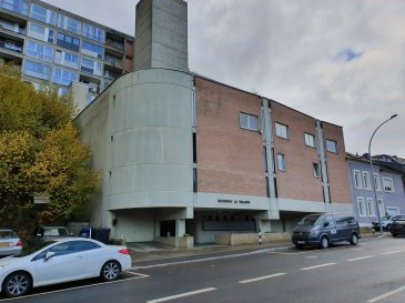 Situé à Howald, au quatrième étage (ascenseur) d'un immeuble datant de 1970, cet espace de bureaux de ± 63 m² se compose comme suit:
Trois bureaux de ± 12, 16 et 23 m², une cuisine équipée ± 4 m², une arrière-cuisine ± 8 m² pouvant servir de local à archives/rangement, un wc séparé et une grande terrasse sur toit ± 80 m².
 
Détails complémentaires:
 
- Parking à côté du bâtiment ;
- Proche des connexions autoroutières et des transports en commun (bus, gare) ;
- Garantie: 2 mois de loyer ;
- Loyer: 1350 €/mois - Avance sur charges: 150 €/mois ;
- Frais d'agence: 1 mois de loyer + tva.