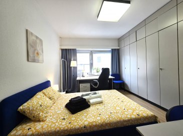 Disponible le immédiatement!
Luxembourg Centre ville, 21 boulevard Grande-Duchesse Charlotte, une belle chambre meublée dans appart. de 120 m2 en colocation (cuisine, 2 WC dont 1 séparé et sdb partagées), 14 m2, lit 140 cm, literie, bureau avec chaises, nombreuses armoires encastrées, tables, chaises. 
Nouvelle cuisine équipée avec lave-vaisselle, lave-linge et sèche-linge. Tout l'équipement de la cuisine est à disposition. 
Femme de ménage incluse 1x/semaine dans les charges pour les parties communes: cuisine, salle de bain, WC séparés, couloir. 
Pour personne disposant d'un CDD ou d'un CDI, durée min. 5 mois, pas d'animaux, pas de fumeur, pas de couple.
Arrêt de bus 