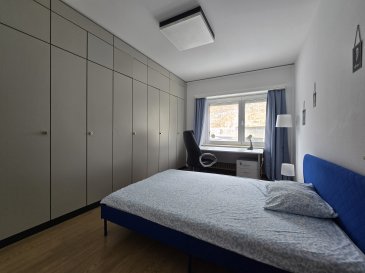 Disponible immédiatement!  

Luxembourg Centre ville, 21 boulevard Grande-Duchesse Charlotte, une belle chambre meublée dans appart. de 120 m2 en colocation (cuisine, 2 WC dont 1 séparé et sdb partagées), 14 m2, lit 140 cm, literie, bureau avec chaises, nombreuses armoires encastrées, tables, chaises.  
Nouvelle cuisine équipée avec lave-vaisselle, lave-linge et sèche-linge. Tout l'équipement de la cuisine est à disposition.  
Femme de ménage incluse 1x/semaine dans les charges pour les parties communes: cuisine, salle de bain, WC séparés, couloir.  
Pour personne disposant d'un CDD ou d'un CDI, durée min. 5 mois, pas d'animaux, pas de fumeur, pas de couple.  
Arrêt de bus 