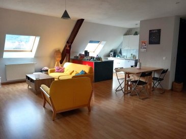Appartement Bitche 4 pièce(s) 102 m².  Bitche : Appartement de 74,38 m² habitables, T4 sous combles, comprenant : Une cuisine  aménagée avec îlot central, une salle de séjour  ouverte depuis la cuisine, Wc individuel, salle de bain, 3 chambres à coucher, débarras et cellier. Charges 240  euros  : eau, chauffage (gaz), teom, entretien commun ascenseur et chaudière. Contact nord Sud Immobilier à Bitche AU 03  72 64 01 02
