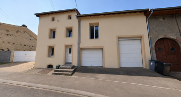 Très belle maison familiale entièrement rénovée à FILSTROFF (57320).
Rare : 171 m² habitables sur un terrain de 17 ares – 4 chambres.
Vous cherchez le compromis idéal entre charme, tranquillité, confort moderne et proximité avec le Luxembourg ou l’Allemagne ?
Venez découvrir cette superbe maison mitoyenne d’un seul côté, située à FILSTROFF, en retrait de l'axe privilégié menant vers le Luxembourg. Entièrement rénovée avec soin à partir de 2009 (toiture, électricité, espaces intérieurs, isolation extérieure de 14 cm, chauffage…), cette demeure allie le charme de l'ancien, au confort de ses installations modernes et à une efficacité énergétique certaine (classe C).
Les points forts de cette propriété :
•	Espace de vie convivial : Profitez d'un vaste salon-séjour ouvert sur une cuisine équipée, véritable cœur de la maison.
•	Intimité et détente : Le séjour s'ouvre directement sur une magnifique terrasse de 45 m², conçue comme un véritable cocon à l'abri de tous les regards, pour vos moments de détente en extérieur.
•	Suite parentale d'exception : Un espace privatif de 40 m² comprenant votre propre salle de bains et un coin dressing aménagé.
•	Confort familial : Au total, 4 chambres spacieuses pour accueillir confortablement toute la famille.
•	Performance énergétique : Chauffage central économique par chaudière à pellets, garantissant une chaleur douce et maîtrisée.
•	Extérieurs généreux : Un terrain clos de 17 ares, idéal pour les projets de jardinage, les jeux des enfants ou tout simplement pour profiter de grands espaces.
•	De vastes espaces utiles : Garage, dépendances, grange de 80 m2 et ses combles sur dalle. 
Un cadre de vie idéal : Elle est située dans un environnement calme, tout en bénéficiant de la proximité des axes routiers pour vos déplacements professionnels vers le Luxembourg ou l’Allemagne. Cette maison est également proche des commerces et services, disponibles à moins de 5 mn à BOUZONVILLE.
Prête à vous accueillir, elle ne demande qu'à devenir votre nouveau foyer. Sans travaux à prévoir, elle est immédiatement disponible. 
Ne tardez pas, contactez-nous pour organiser une visite et tomber sous le charme. D’autres photos et les diagnostics sont disponibles sur demande. 
CONTACT : Gérard STOULIG – Agent commercial EI au : 06 03 40 33 55  agenceabel@gmail.com. – 
WIR SPRECHEN DEUTSCH.
NB : Les frais d’agence sont à la charge du vendeur.