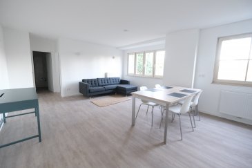 Luxembourg-Bonnevoie, 39, rue Anatole France, appartement meublé, rénové, au rez-de-jardin sans ascenseur, de 47 m2 et comprenant : living, cuisine équipée ouverte sur le living, une chambre à coucher, placard, une salle de douche avec WC, cave, libre le 1er novembre 2025. Pour un couple au maximum.  
Loyer : 1.660 euros + charges forfaitaires de 280 euros par mois. Electricité et internet en plus. Frais d'agence : un mois de loyer + TVA, 50% à charge du locataire, 50% à charge du bailleur. Contact et visites : Rosalba MAITRE, téléphone : 691 550 189  
Email: rosalba@parkagence.lu  & Arianna GHITTINO, téléphone : 691 205 573, email : arianna@parkagence.lu.