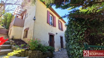 NANCY/COLLINE-LIBERATION - MAISON INDEPENDANTE AVEC VERANDA,.  En Exclusivité ! NANCY/COLLINE-LIBERATION. Maison indépendante de 6 pièces principales, d'une surface habitable de 82m2 (140.40m2 au sol), dont l'accès se fait par les deux côtés : rue de la Colline et Avenue de la Libération (parking vélos). Cette maison offre : au sous-sol semi-entérré: une zone technique, une cave de 6m2, un cellier de 12.60m2, une chambre de 12.60m2 et une salle de bains entièrement indépendante de la maison (entrée privative). Au rez-de-chaussée : une entrée, une cuisine séparée, un salon/séjour/salle à manger totalisant 29.10m2, une salle de bains avec WC, une chambre de 10.30m2 et une véranda de 19.50m2 donnant accès sur terrasse et jardin aménagé en paliers. A l'étage : deux chambres en enfilade climatisées (20.50m2 et 28.90m2 au sol), ainsi qu'un grenier. Système de chauffage gaz et électrique. Cette maison génère un revenu complémentaire grâce à la location d'un panneau publicitaire situé Avenue de la Libération, pour un montant de 400.00 EUR par semestre. Idéalement située, proche de toutes commodités (transports, commerces, écoles...). www.agencedeboufflers.fr
Les informations sur les risques auxquels ce bien est exposé sont disponibles sur le site Géorisques : www.georisques.gouv.fr