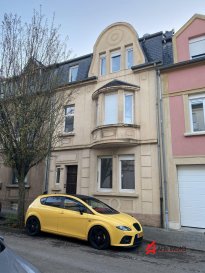 INFO COVID-19<br><br>Les visites sont possibles sous les conditions suivantes :<br>* deux personnes max<br>* port de masque et gants obligatoires<br><br>Afil immo a choisi pour vous cette superbe maison située dans un quartier de la ville d\'Esch-sur-Alzette, à proximité des toutes commodités.<br><br>Vous serez séduis dés le pas de la porte par le hall d\'entrée d\'époque. <br>Les moulures au plafond et le parquet seront apportés une touche de caractère aux pièces à vivre, donnant accès à l\'espace cuisine munie d\'une véranda donnant sur la cour extérieure.<br> Pour compléter ce niveau, un WC séparé sera accueillir vos invités.<br>Le jardin accueille les deux garages, pouvant installer 2 voitures.<br> Vous pourrez également découvrir une fausse pour laisser libre court à votre imagination pour une éventuelle cave à vin ou atelier.<br> Vous pourrez aussi être séduit par le petit local à l\'arrière de la maison pour des vélos, moto ou tout autre stockage.<br><br>Au sous sol, vous trouverez un espace buanderie, chaufferie et deux caves<br><br>Au premier étage, se situe une chambre aux finitions sobres gardant le charme de l\'époque, ainsi qu\'une deuxième chambre et une salle de bain avec WC et simple vasque. Un espace rangement sera clôturer ce pallier.<br><br>Le deuxième étage et dernier étage est muni de 2 chambres dont une mansardée ainsi que d\'une salle de douche avec WC et simple vasque.<br><br>Le grenier pourra accueillir vos affaires à l\'abri des regards.<br><br>Ce bien, rénové avec goût et finesse saura vous provoquer un véritable coup de c½ur.<br><br>Afil Immo s\'engage dans toutes vos démarches immobilières (estimation, vente, location de biens, recherche de financements).<br><br>Vous satisfaire est notre priorité !<br><br>Les prix s\'entendent frais d\'agence de 3 % TVA 17 % inclus.