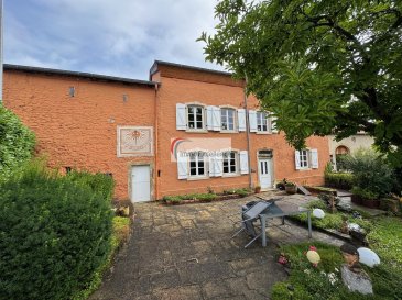 IMMO EXCELLENCE a le plaisir de vous proposer en exclusivité cette maison historique pleine de charme, classée au patrimoine national par les Sites et Monuments, construite en 1770 avec sa grange attenante datant de 1829.

Située dans un environnement paisible, à 15 minutes du centre-ville de Luxembourg, cette propriété unique bénéficie d'un fort potentiel de rénovation et d'aménagement, sur une parcelle de 5,45 ares.

Disposition de la maison : Au rez-de-chaussée  vous trouvez :  Un hall d'entrée ( 10,53 m² ), un salon ( 18,20 m² ), une salle à manger ( 32,82 m² ), une cuisine équipée ( 21.75 m2 ) avec accès sur la terrasse ainsi que sur le jardin, un débarras ( 5,54 m²),  ainsi que des escaliers avec paliers vers le 1er étage ( 8,03 m² ). Au 1er étage vous trouvez  : Un hall ( 10,52 m² ), une chambre à coucher ( 15.07 m² ), un bureau sinon une deuxième chambre à coucher ( 11,03 m² ),  une salle de douche ( 6,57 m² ), une troisième chambre à coucher ( 9.06 m² ) + bureau/dressing ( 9,27 m² ), une quatrième chambre à coucher ( 16,50 m² ), ainsi que des escaliers et paliers vers le grenier ( 7,91 m² ). Au 2ème étage vous trouvez un grenier aménageable d'une  surface brute d'environ 95,40 m². 

La maison dispose encore de différentes annexes et surfaces complémentaires, à savoir : Un garage ( 20,17 m² ), un atelier ( 26,18 m² ), une grange ( 46,46 m² ), ainsi que d'une cave voûtée ( 52.22  m² ).

La maison date de 1770,  la grange date de 1829. Des travaux de rénovations ont été effectués au courant des années.

Le chauffage est de type électrique

Maison classée à valeur patrimoniale

À proximité immédiate des écoles, transports et commerces

Commune : Flaxweiler / Niederdonven.

Un bien d'exception chargé d'histoire, à découvrir sans tarder.

Pour tout renseignement complémentaire ou pour organiser une visite, n'hésitez pas à nous contacter.