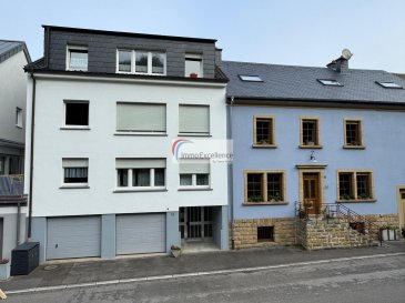 Maison Mitoyenne, Maison de rapport  de ±350 m², divisée en 4 appartements et 1 studio à Bollendorf-Pont.

Excellente Opportunité d'Investissement.

IMMO EXCELLENCE vous propose en exclusivité cette spacieuse maison de rapport, située à Bollendorf-Pont, section de la commune de Berdorf, à seulement 5 minutes d'Echternach et 30 minutes du centre-ville de Luxembourg.

Implantée sur un terrain de 2,05 ares, cette propriété offre une surface habitable d'environ 350 m² ainsi qu'une surface utile d'environ 415 m². Elle est actuellement divisée en deux grands appartements, deux petits appartements ainsi qu'un studio, ce qui en fait une excellente opportunité pour investisseurs recherchant un bon rendement locatif.

La maison se compose comme suit : 

Au  Rez-de-chaussée  vous trouvez : Un hall d'entrée, trois débarras,  deux garages, une chaufferie, ainsi qu'un studio.

Le studio se compose comme suit : Une grande pièce à vivre, une cuisine équipée ainsi qu'une salle de douche.

Au premier étage vous trouvez  : Un spacieux appartement se composant comme suit : Un hall d'entrée, deux chambres à coucher, un débarras, une salle de bains, un  WC séparé, une cuisine équipée, un grand double séjour lumineux, ainsi qu'un balcon.

Au 2ème étage vous trouvez  : Un spacieux appartement se composant comme suit : Un hall d'entrée, deux chambres à coucher, un débarras, une salle de bains, un  WC séparé, une cuisine équipée, un grand double séjour lumineux, ainsi qu'un balcon.

Au 3ème étage, vous trouvez  : Deux petits appartements indépendants.

Le premier appartement se compose comme suit : Une grande pièce divisée en deux parties, séjour et chambre à coucher, une cuisine équipée, une salle de douche, un hall, deux débarras.

Le deuxième appartement comprend une grande pièce divisée en deux parties, séjour et chambre, une cuisine équipée, une salle de bains, un débarras, ainsi qu'un hall.

Autres Atouts de la propriété : Surface habitable généreuse, multiples unités de logement, 5 cuisines équipées, 5 salles de bains/douche, deux garages, une terrasse ainsi qu'un jardin.

L'immeuble se situe dans un environnement calme et verdoyant, proche de la frontière allemande, à seulement 5 minutes d'Echternach et à seulement 30 minutes de Luxembourg-Ville.

L'accès est facile aux transports et commodités.

Le rendement locatif est très attractif.

Grâce à sa configuration flexible, cette maison peut convenir à plusieurs profils d'investisseurs : location meublée, colocation, location courte ou longue durée.

Pour plus d'informations ou organiser une visite, contactez IMMO EXCELLENCE dès aujourd'hui. Ne manquez pas cette occasion rare d'acquérir un bien polyvalent dans une région prisée du Grand-Duché.


Reihenhaus, Mietshaus aufgeteilt in 4 Wohnungen und 1 Studio mit ca. 350 m² Gesamtwohnfläche in Bollendorf-Pont  bietet eine hervorragende Investitionsmöglichkeit.

IMMO EXCELLENCE bietet Ihnen exklusiv dieses großzügige Reihenhaus, Mietshaus in Bollendorf-Pont, einem Ortsteil der Gemeinde Berdorf, nur 5 Minuten von Echternach und 30 Minuten von Luxemburg-Stadt entfernt.

Das Anwesen steht auf einem Grundstück von 2,05 Ar und bietet eine Wohnfläche von ca.350 m² sowie eine Nutzfläche von ca. 415 m². Es ist derzeit in zwei grosse Wohnungen, zwei kleinere Wohnungen sowie einem Studio unterteilt, eine ideale Gelegenheit für Investoren, die eine gute Mietrendite suchen.

Die Immobilie gliedert sich wie folgt: 

Im Erdgeschoss befindet sich :  Ein Eingangsbereich, drei Abstellräume, zwei Garagen, ein Heizungsraum, sowie ein Studio bestehend aus: Einem Wohn-/Schlafraum,  einer Einbauküche sowie einem Duschbad.

Im ersten Obergeschoss befindet sich eine geräumige Wohnung mit Eingangsbereich, zwei Schlafzimmer, einem Abstellraum, einem Badezimmer, ein separates WC, eine Einbauküche, ein helles, großzügiges Wohn-/Esszimmer, sowie ein Balkon.

Im zweiten Obergeschoss befindet sich eine geräumige Wohnung mit Eingangsbereich, zwei Schlafzimmer, einem Abstellraum, einem Badezimmer, ein separates WC, eine Einbauküche, ein helles, großzügiges Wohn-/Esszimmer, sowie ein Balkon.

Im dritten Obergeschoss befinden sich zwei unabhängige kleinere Wohnungen:

Die erste Wohnung besteht aus einem seperaten Wohn-/Schlafraum, einer Einbauküche, einem Duschbad, einem Flur sowie zwei Abstellräumen.

Die zweite Wohnung besteht aus  einerm seperaten Wohn-/Schlafraum, einer Einbauküche, einem Badezimmer, einem Abstellraum, sowie einem Flur.

Weitere Highlights der Immobilie:  Großzügige Wohnfläche. 
Mehrere Wohneinheiten. 5 Einbauküchen. 5 Bäder (Bad oder Dusche). 2 Garagen sowie eine Terrasse und Garten.

Ruhige und grüne Wohnlage

Nähe zur deutschen Grenze

Gute Anbindung an den öffentlichen Nahverkehr und alle wichtigen Infrastrukturen

Attraktive Mietrendite.

Dank der flexiblen Aufteilung eignet sich dieses Objekt ideal für verschiedene Investitionsmodelle: möblierte Vermietung, Wohngemeinschaften, Kurzzeit- oder Langzeitvermietung.

Lagevorteile: 5 Minuten bis Echternach, 30 Minuten bis Luxemburg-Stadt.

Grenznähe zu Deutschland.

Zögern Sie nicht ? kontaktieren Sie IMMO EXCELLENCE noch heute für weitere Informationen oder zur Vereinbarung eines Besichtigungstermins.

Nutzen Sie diese seltene Gelegenheit, eine vielseitig nutzbare Immobilie in einer gefragten Region des Großherzogtums zu erwerben.


Row House, apartment building with ±350 m² of Living Space, divided into 4 apartments and 1 studio, in Bollendorf-Pont. Excellent Investment Opportunity

IMMO EXCELLENCE is proud to offer you exclusively this spacious row house, apartment building, located in Bollendorf-Pont, a district of the commune of Berdorf, just 5 minutes from Echternach and 30 minutes from Luxembourg City.

Situated on a plot of 2.05 ares, the property offers approximately 350 m² of living space and around 415 m² of usable space. It is currently divided into two huge apartments, two smaller apartments and one studio, making it an ideal opportunity for investors looking for a solid rental return.

The property is laid out as follows:

On the ground floor you will find :  An entrance hall, three storage rooms,  two garages, a heating room,  and one studio consisting of:  A spacious living/sleeping area, and a fully equipped kitchen a shower room.

On the first floor:  A spacious apartment consisting of : An entrance hall, two bedrooms, one storage room, one bathroom, a separate WC, a fully equipped kitchen, a bright and spacious open-plan living and dining area, and a balcony.

On the second  floor:  A spacious apartment consisting of : An entrance hall, two bedrooms, one storage room, one bathroom, a separate WC, a fully equipped kitchen, a bright and spacious open-plan living and dining area, and a balcony.

On the third floor you will find two independent smaller apartments.

Apartment one consisting of : A large seperated living/sleeping area, a fully equipped kitchen, a shower room, a hallway, and two storage rooms.

Apartment 2 consisting of :  A large seperated living/sleeping area, a fully equipped kitchen 1bathroom, a storage room and a hallway.

Additional Features: Generous living space. Multiple residential units.5 fully equipped kitchens, 5 bathrooms (bath or shower), 2 garages. One terrace and garden. Quiet and green residential area.

Close proximity to the German border

Easy access to public transport and all essential amenities

Attractive Rental Yield.

Thanks to its flexible layout, this property is well-suited for various investment models: furnished rentals, shared housing (coliving), short-term or long-term leases.

Location Highlights: 5 minutes to Echternach, 30 minutes to Luxembourg City.

Close to the German border

Don't miss this rare opportunity to acquire a versatile property in one of the most sought-after regions of the Grand Duchy.

Contact IMMO EXCELLENCE today for more information or to arrange a viewing.