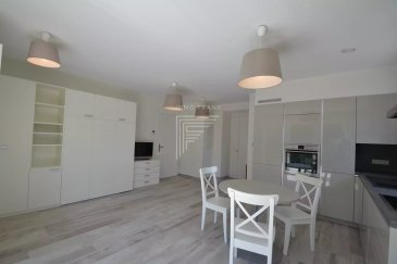 Beau studio meublé au rdc d'une petite résidence comprenant une grande pièce à vivre donnant accès à une terrasse, une cuisine équipée ouverte et une salle de douche avec WC
Vous disposerez également d'une cave privative, d'un emplacement intérieur et d'un emplacement extérieur.

Situé à seulement 10 kms de Luxembourg ville avec un arrêt de bus au pied de l'immeuble.
Frisange dispose également de toutes les commodités : commerces, restaurants, banques...

 ---------- 
Beautiful furnished studio on the ground floor of a small residence comprising a large living room giving access to a terrace, an open fitted kitchen and a shower room with WC
You will also have a private cellar, an indoor location and an outdoor location.

Located just 10 km from Luxembourg city with a bus stop at the foot of the building.
Frisange also has all the amenities: shops, restaurants, banks...