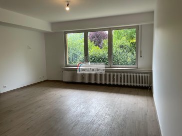 IMMO EXCELLENCE vous propose à la vente ce charmant studio d'environ 28 m², idéalement situé au rez-de-chaussée d'une résidence, à seulement 3 minutes à pied du centre-ville d'Echternach.

Le studio se compose comme suit : Un hall d'entrée, une salle de douche moderne, une agréable pièce à vivre faisant office de séjour, chambre à coucher et cuisine, une cuisine entièrement équipée, avec notamment lave-linge et sèche-linge.

Entièrement rénové en 2022, le studio offre un cadre de vie moderne et fonctionnel.

Sa situation est particulièrement pratique, à proximité immédiate de toutes les commodités et des commerces du centre-ville. 

De plus, Luxembourg-Ville est accessible en environ 25 minutes.

Un bien idéal pour une personne seule ou un couple à la recherche d'un logement confortable, moderne et parfaitement situé.

À visiter sans tarder !


IMMO EXCELLENCE bietet Ihnen dieses charmante Studio mit einer Wohnfläche von ca. 28 m² zum Verkauf an. Die Immobilie befindet sich im Erdgeschoss einer gepflegten Residenz und liegt nur 3 Gehminuten vom Stadtzentrum von Echternach entfernt.

Das Studio verfügt über: Einen Eingangsbereich, einen großzügigen und hellen Wohnbereich, der als Wohn-, Schlaf- und Küchenbereich genutzt wird, eine vollständig ausgestattete Küche, einschließlich Waschmaschine und Trockner.

Das Studio wurde 2022 vollständig renoviert und bietet ein modernes, komfortables und funktionales Wohnambiente.

Die Lage ist besonders attraktiv: Sämtliche Annehmlichkeiten und Geschäfte des Stadtzentrums befinden sich in unmittelbarer Nähe.

Darüber hinaus ist Luxemburg-Stadt in ca. 25 Minuten erreichbar.

Dieses Studio eignet sich ideal für Singles oder Paare, die auf der Suche nach einer modernen, komfortablen und zentral gelegenen Immobilie sind.

Eine Besichtigung lohnt sich, überzeugen Sie sich selbst!


IMMO EXCELLENCE is pleased to offer this charming studio of approximately 28 m² for sale. The property is located on the ground floor of a well-maintained residence, just a 3-minute walk from Echternach city centre.

The studio comprises: An entrance hall, a spacious and bright living area combining the living room, bedroom and kitchen,
a fully equipped kitchen, including a washing machine and tumble dryer.

The studio was fully renovated in 2022 and offers a modern, comfortable and functional living environment.

The location is particularly attractive, with all amenities and shops in the city centre within immediate walking distance.

Furthermore, Luxembourg City can be reached in approximately 25 minutes.

This property is ideal for a single person or a couple looking for a modern, comfortable home in a convenient and central location.

A property worth viewing, come and see it for yourself!

IMMO EXCELLENCE bietet Ihnen dieses hübsche Studio mit einer Wohnfläche von ca. 30 m² im Erdgeschoss einer Wohnanlage an.

Das Studio ist wie folgt aufgeteilt: Ein Flur, ein modernes Duschbad, ein großer Raum, der als Wohnzimmer und Schlafzimmer dient, sowie eine voll ausgestattete Küche mit Waschmaschine und Trockner.

Zum Studio gehört außerdem ein Kellerraum im Untergeschoss der Wohnanlage.

Das Studio liegt in der Nähe aller Annehmlichkeiten und ist nur 3 Minuten zu Fuß vom Stadtzentrum von Luxemburg entfernt.

Es werden ausschließlich Personen mit einem unbefristeten Arbeitsvertrag oder einer Rente akzeptiert.

Echternach liegt nur 25 Minuten vom Stadtzentrum von Luxemburg entfernt. 

Unbedingt besichtigen!

IMMO EXCELLENCE is pleased to offer this charming studio apartment with a living area of approximately 30 m², located on the ground floor of a residential complex.

The studio is laid out as follows: an entryway, a modern shower room, a large open-concept space serving as both a living room and bedroom, and a fully equipped kitchen with a washer/dryer.

The studio also includes a storage unit in the residence's basement.

The studio is located near all amenities and just a 3-minute walk from downtown Luxembourg.

Only applicants with a permanent employment contract or a pension are accepted.

Echternach is located just 25 minutes from downtown Luxembourg. 

A must-see.