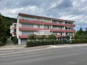 IMMO EXCELLENCE vous propose ce joli studio d'une surface habitable d'environ 30 m², situé au rez-de-chaussée d'une résidence.

Le studio se compose comme suit :

Un hall d'entrée, une moderne salle de douche, une grande pièce à vivre faisant office de séjour, de chambre à coucher et de cuisine entièrement équipée, comprenant également un lave-linge et un sèche-linge.

Le studio dispose en outre d'une cave située au sous-sol de la résidence.

Le studio se situe à proximité de toutes les commodités et à seulement 3 minutes à pied du centre-ville d'Echternach.

L'occupation maximale du studio est limitée à une personne.

Seules les personnes disposant d'un contrat de travail à durée indéterminée ou titulaires d'une pension seront acceptées.

Echternach se situe à seulement 25 minutes du centre-ville de Luxembourg.

À voir absolument !


IMMO EXCELLENCE bietet Ihnen dieses schöne Studio mit einer Wohnfläche von ca. 30 m², gelegen im Erdgeschoss einer Wohnresidenz.

Das Studio setzt sich wie folgt zusammen:

Eine Eingangshalle, ein modernes Duschbad sowie ein großzügiger Wohnbereich, der als Wohn-, Schlaf- und Küchenbereich dient. Die Küche ist vollständig ausgestattet und verfügt zudem über eine Waschmaschine und einen Wäschetrockner.

Das Studio verfügt außerdem über einen Keller im Untergeschoss der Residenz.

Das Studio befindet sich in der Nähe aller Annehmlichkeiten und ist nur 3 Gehminuten vom Stadtzentrum von Echternach entfernt.

Das Studio ist für eine maximale Belegung von einer Person vorgesehen.

Akzeptiert werden ausschließlich Personen mit einem unbefristeten Arbeitsvertrag oder Rentner.

Echternach liegt nur 25 Minuten vom Stadtzentrum Luxemburgs entfernt.

Unbedingt besichtigen!


IMMO EXCELLENCE is pleased to offer this charming studio apartment with an approximate living area of 30 m², located on the ground floor of a residential building.

The studio is composed as follows:

An entrance hall, a modern shower room, and a spacious living area serving as a living room, bedroom, and fully equipped kitchen, including a washing machine and a tumble dryer.

The studio also benefits from a private cellar located in the basement of the residence.

The studio is conveniently located close to all amenities and only a 3-minute walk from the centre of Echternach.

The studio is intended for a maximum occupancy of one person.

Only applicants with a permanent employment contract or pensioners will be accepted.

Echternach is located just 25 minutes from Luxembourg City centre.

A must-see!




IMMO EXCELLENCE bietet Ihnen dieses hübsche Studio mit einer Wohnfläche von ca. 30 m² im Erdgeschoss einer Wohnanlage an.

Das Studio ist wie folgt aufgeteilt: Ein Flur, ein modernes Duschbad, ein großer Raum, der als Wohnzimmer und Schlafzimmer dient, sowie eine voll ausgestattete Küche mit Waschmaschine und Trockner.

Zum Studio gehört außerdem ein Kellerraum im Untergeschoss der Wohnanlage.

Das Studio liegt in der Nähe aller Annehmlichkeiten und ist nur 3 Minuten zu Fuß vom Stadtzentrum von Luxemburg entfernt.

Es werden ausschließlich Personen mit einem unbefristeten Arbeitsvertrag oder einer Rente akzeptiert.

Echternach liegt nur 25 Minuten vom Stadtzentrum von Luxemburg entfernt. 

Unbedingt besichtigen!

IMMO EXCELLENCE is pleased to offer this charming studio apartment with a living area of approximately 30 m², located on the ground floor of a residential complex.

The studio is laid out as follows: an entryway, a modern shower room, a large open-concept space serving as both a living room and bedroom, and a fully equipped kitchen with a washer/dryer.

The studio also includes a storage unit in the residence's basement.

The studio is located near all amenities and just a 3-minute walk from downtown Luxembourg.

Only applicants with a permanent employment contract or a pension are accepted.

Echternach is located just 25 minutes from downtown Luxembourg. 

A must-see.