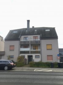 Charmant appartement au 2e étage avec balcons, sans ascenseur, garage fermé, se composant:
- hall d'entrée avec parlophone
- 2 chambres à coucher
- cuisine équipée avec accès sur balcon à l'arriière
- sddouche avec emplacement machine à laver, accès sur balcon à l'avant
- living-sàm

au rdch: cave privée, à l'extérieur un garage fermé à l'arrière du bâtiment.

LIBRE LE 01.03.2018